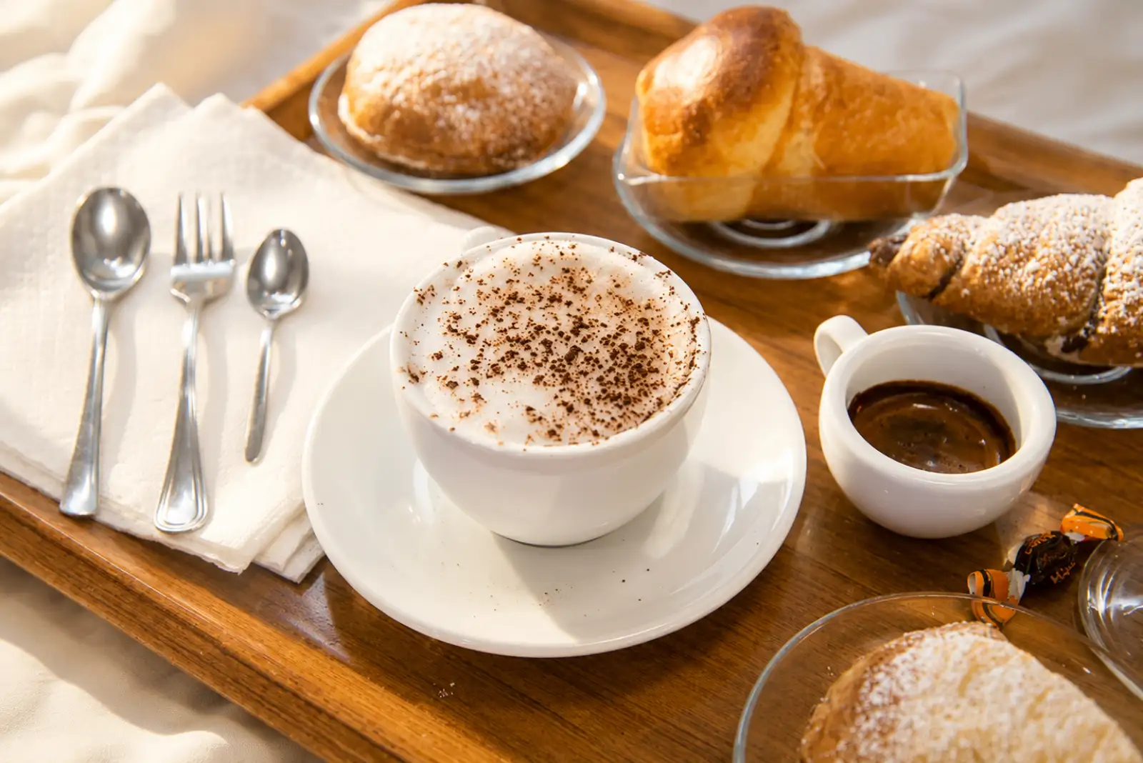 Una colazione italiana con espresso, cornetto e frutta fresca